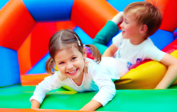 5 Ingressi parco giochi gonfiabili per bambini -57% di sconto