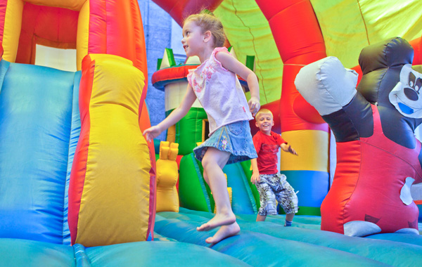 10 Ingressi parco giochi gonfiabili per bambini -61% di sconto