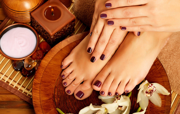 Manicure e pedicure estetico con applicazione smalto a Pordenone -53% di sconto