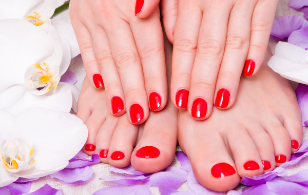 Manicure e pedicure estetico con applicazione smalto -58% di sconto
