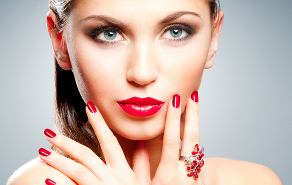 Applicazione smalto semipermanente e 2 refill a Venzone -55% di sconto