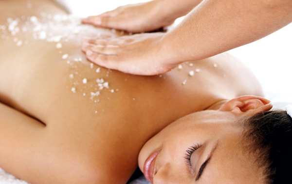 Scrub corpo con sali del Mar Morto e massaggio -50% di sconto