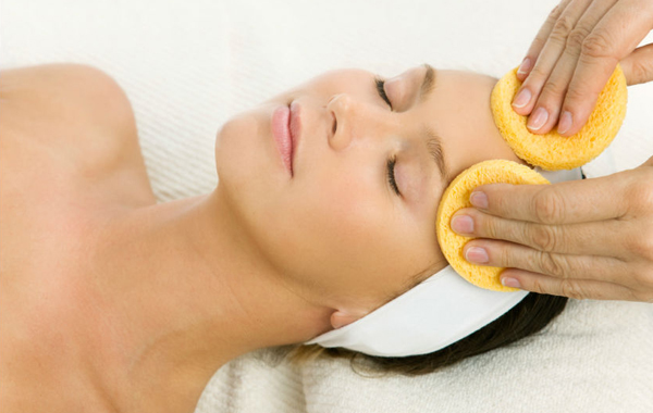 Pulizia viso con scrub e trattamento idratante -67% di sconto