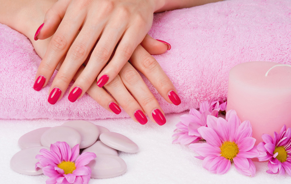 Manicure e applicazione smalto semipermanente -50% di sconto