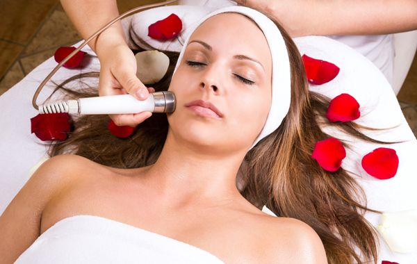 2 Sedute trattamento viso a ULTRASUONI antiage e illuminante -54% di sconto