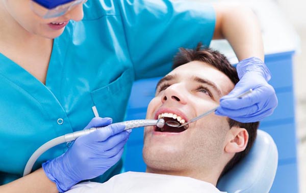 Visita, igiene dentale con ablazione tartaro e smacchiamento -51% di sconto