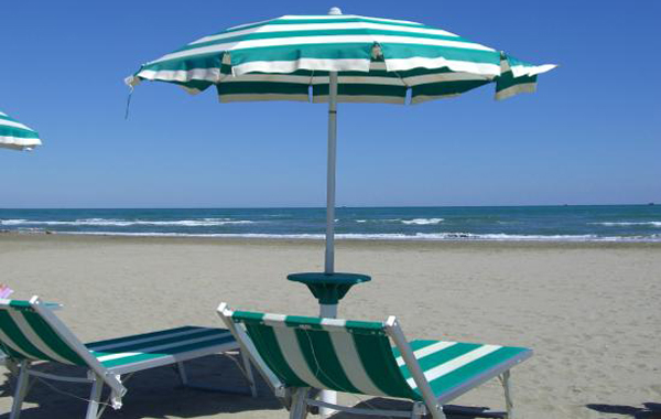 5 ingressi con ombrellone e 2 Lettini al BoraBora Beach di Grado! -34% di sconto