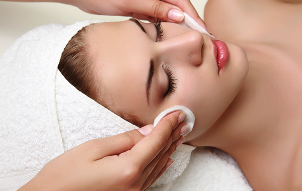 Pulizia viso con siero e vaporizzazione ozono -58% di sconto