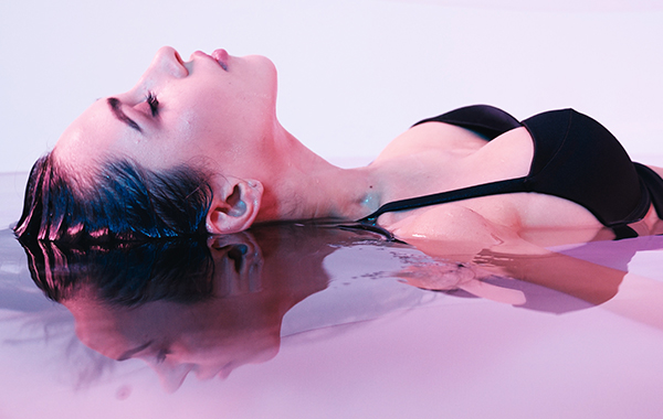 Rilassati nella nuvola, la vasca di galleggiamento sensoriale -50% di sconto