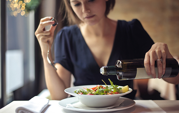 Menù pranzo, insalatone, bibita e caffè per 2 persone -49% di sconto