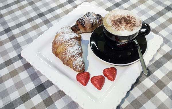 Brioche, cappuccino o succo di frutta per 2 persone  -50% di sconto