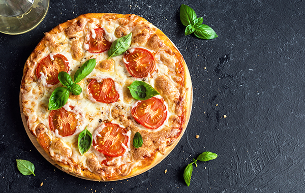 Antipasto, pizza e bibita per 2 persone alla Famosa Rosticceria Pizzeria Siciliana -52% di sconto