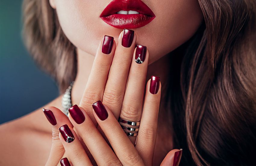 Applicazione smalto semipermanente mani -41% di sconto