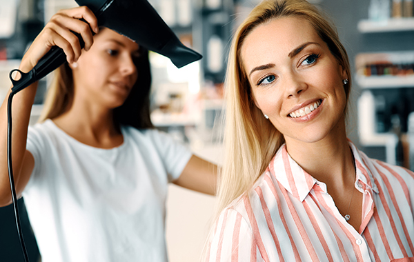 Shampoo, taglio, shatush o colpi di sole o meches e piega moda da "Tono su Tono" -63% di sconto