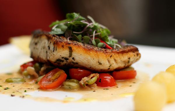 Delizie di pesce per 2 persone: capesante, gamberi e branzino da La Maison Restaurant -51% di sconto