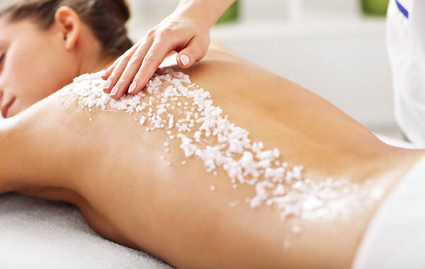 Trattamento esfoliante corpo con scrub e massaggio finale presso DeA Centro Massaggi -50% di sconto