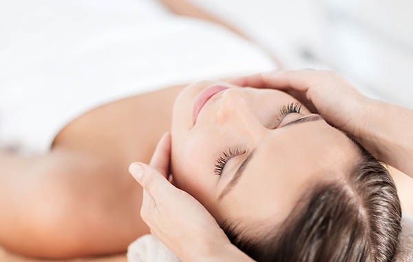 Trattamento viso illuminante con massaggio finale da La Modella -50% di sconto