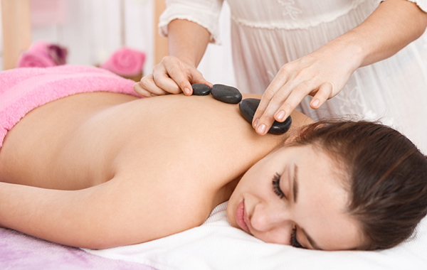 3 trattamenti a scelta tra hot stone massage, decontratturante o relax -71% di sconto