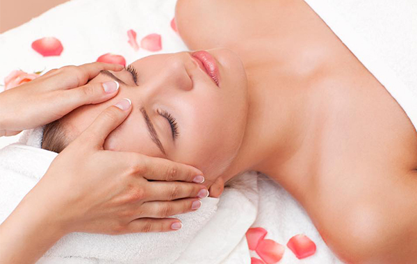 3 Trattamenti linfodrenanti viso Metodo Vodder da Michela Norbedo -67% di sconto