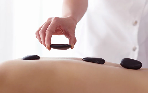 Massaggio decontratturante, Thai Yoga, Ayurveda o hot stone da Olistika -67% di sconto