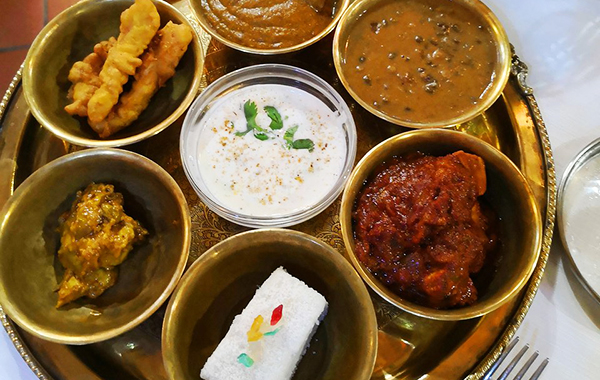 Specialità Indiane "Thali" con agnello al curry, lenticchie nere, papadum per 2 persone -42% di sconto