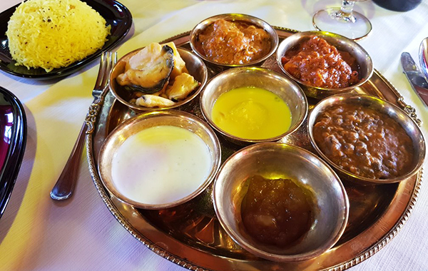 Specialità Indiane "Thali" con pollo al curry, lenticchie nere e riso basmati per 2 persone -42% di sconto