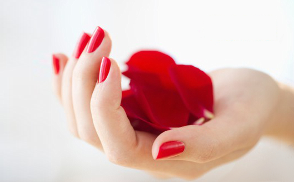 Trattamento mani e smalto semipermanente -51% di sconto