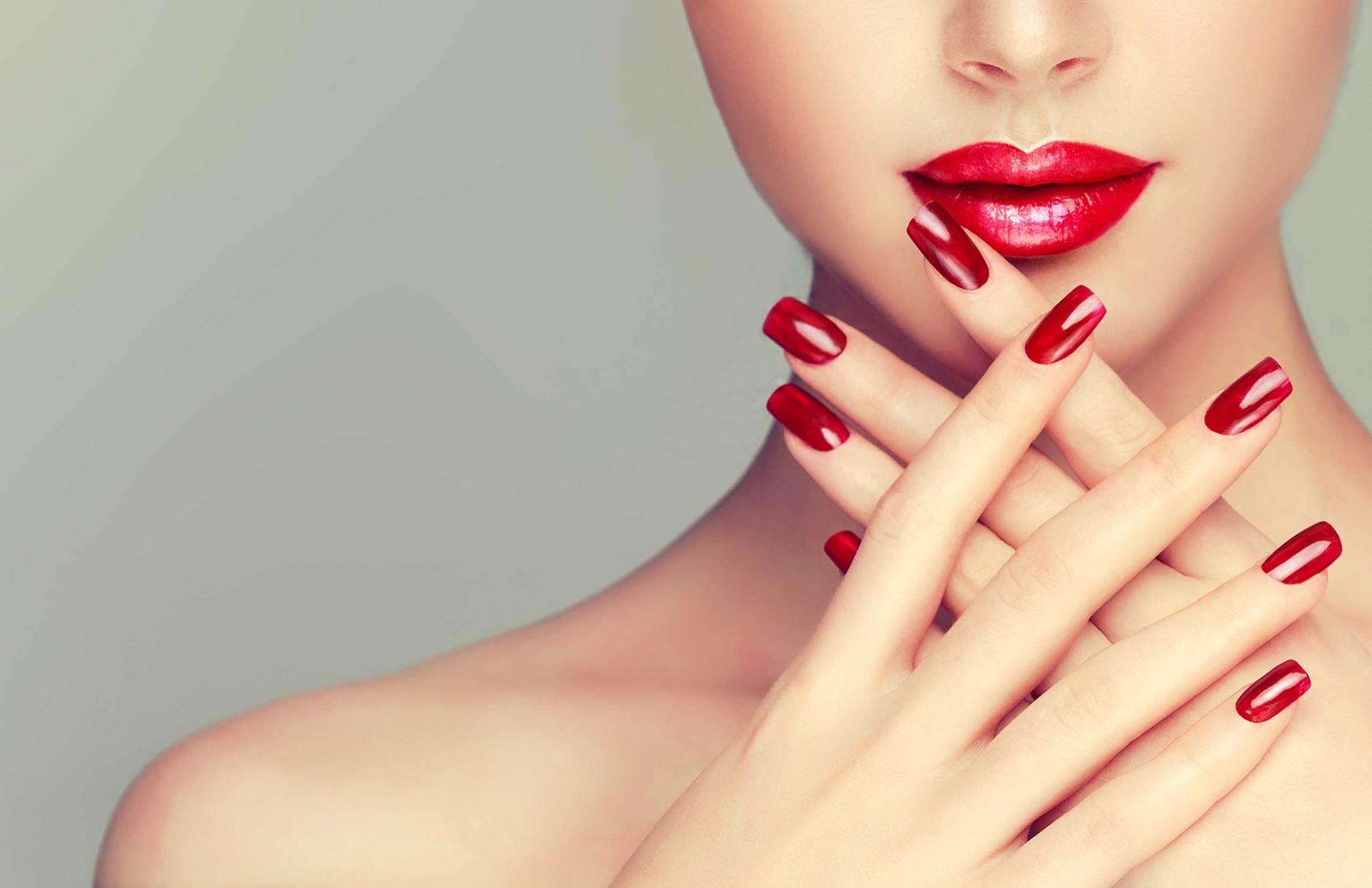 Manicure e applicazione smalto semipermanente da Tiziana Lorusso -47% di sconto