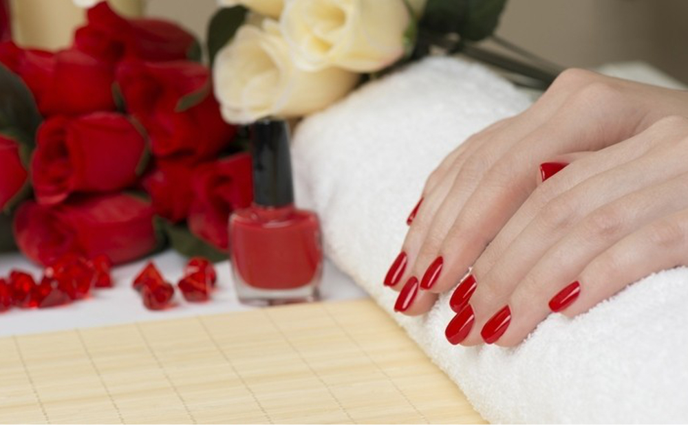 Manicure e smalto semipermanente -50% di sconto