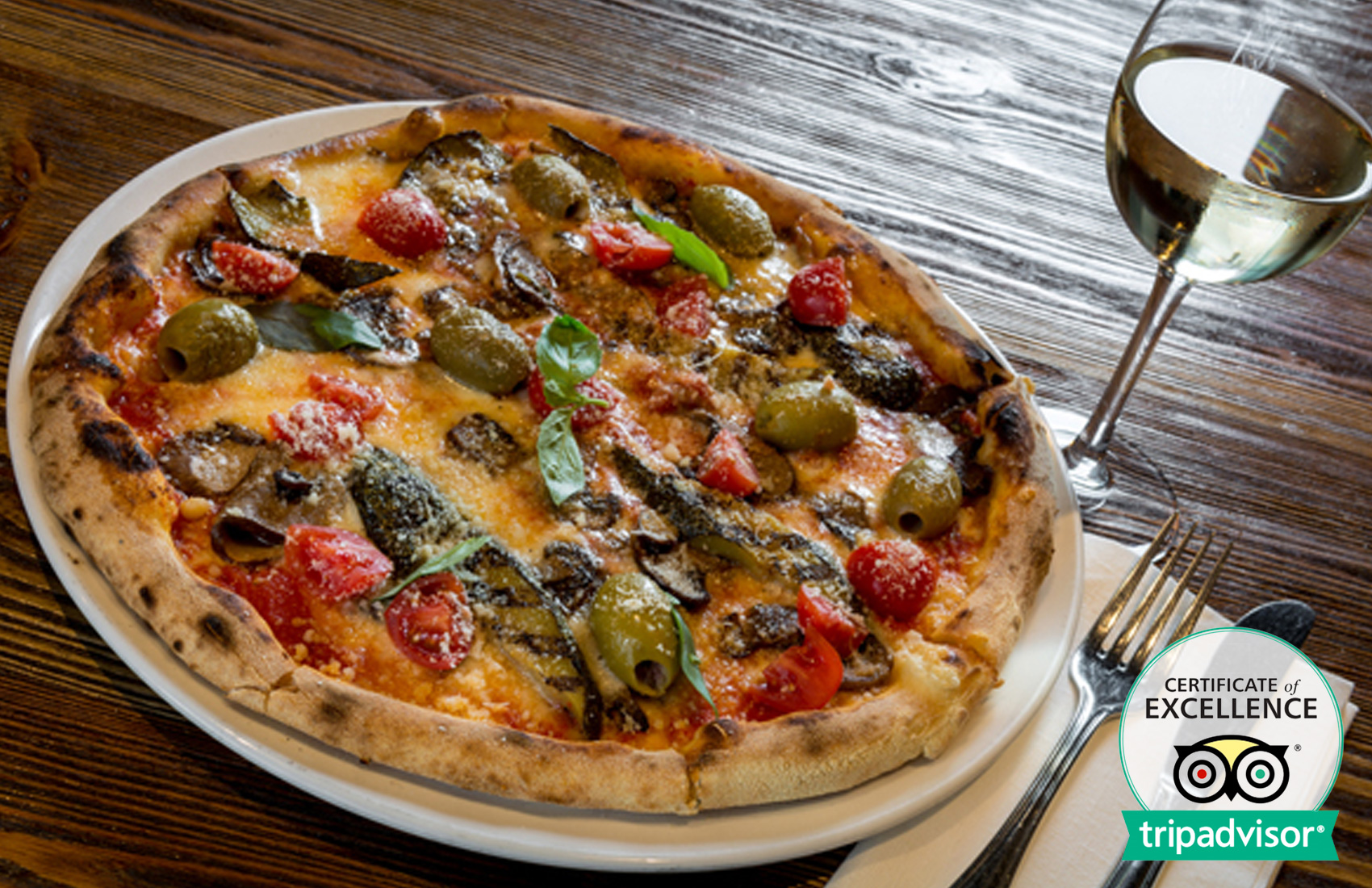 Coupon Pizza con farina integrale, bibita, caffè e dolce da Vineria Vencò del Collio a Vencò -51% 