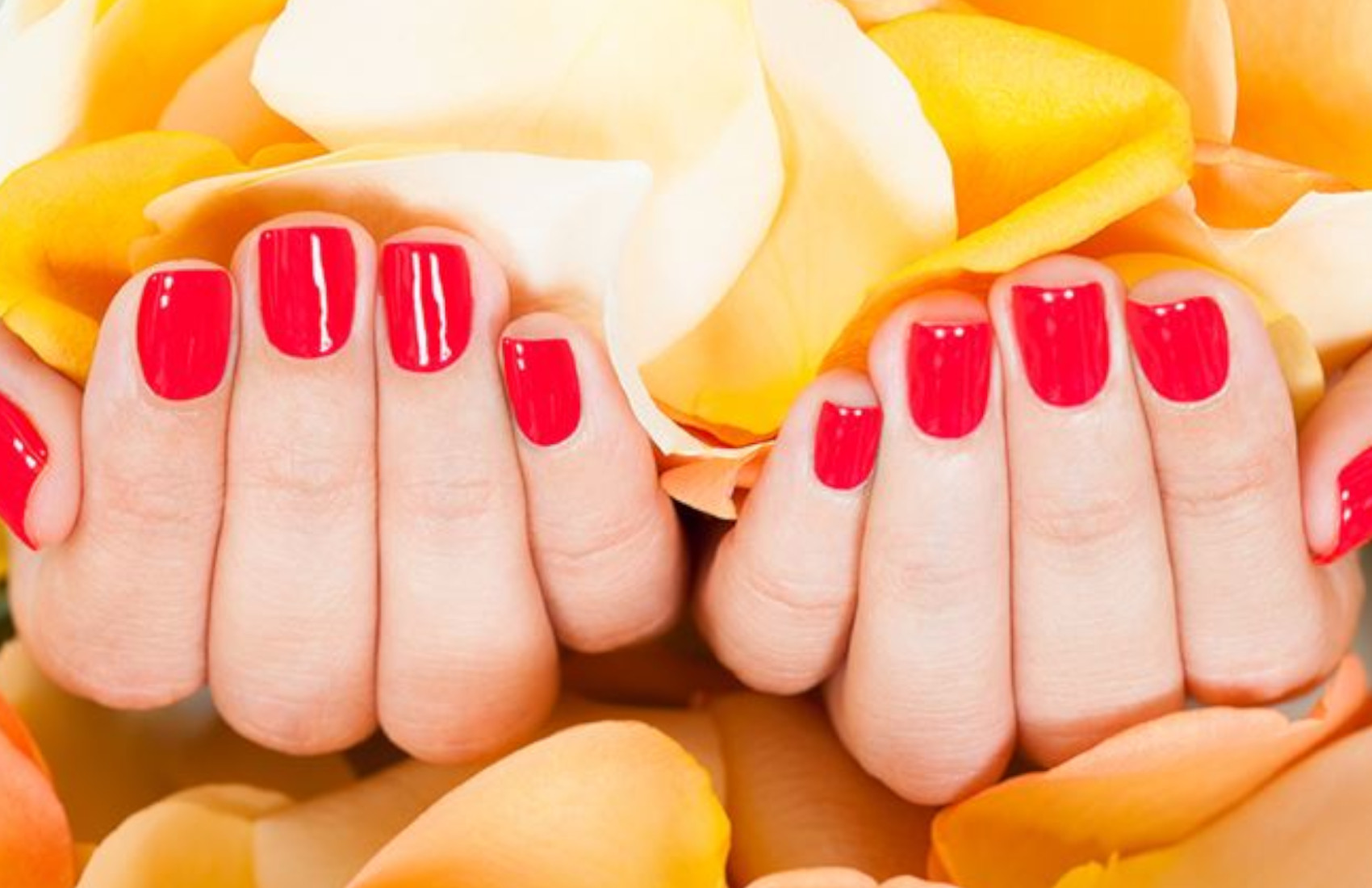 Applicazione smalto semipermanente da Punto Benessere Udine -46% di sconto 