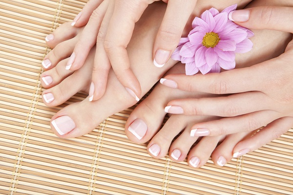 Manicure e pedicure estetico e smalto -50% di sconto