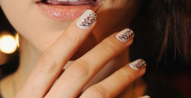 Smalto gel semipermanente con 2 decorazioni -50% di sconto