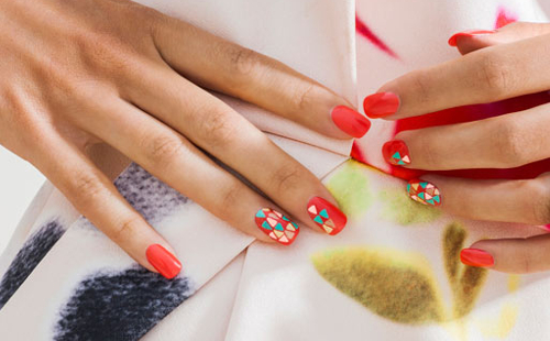 Semipermanente mani e 2 decorazioni -53% di sconto