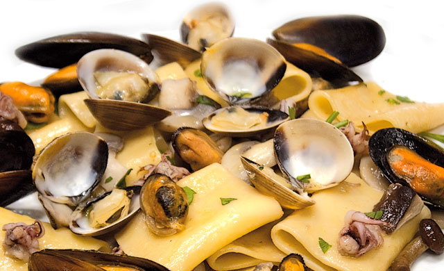 Antipasto e paccheri ai frutti di mare e calice per 2 persone -40% di sconto