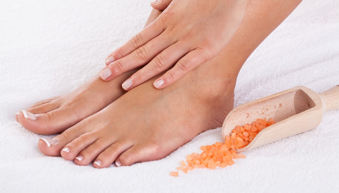 Manicure, pedicure, scrub e smalto -51% di sconto