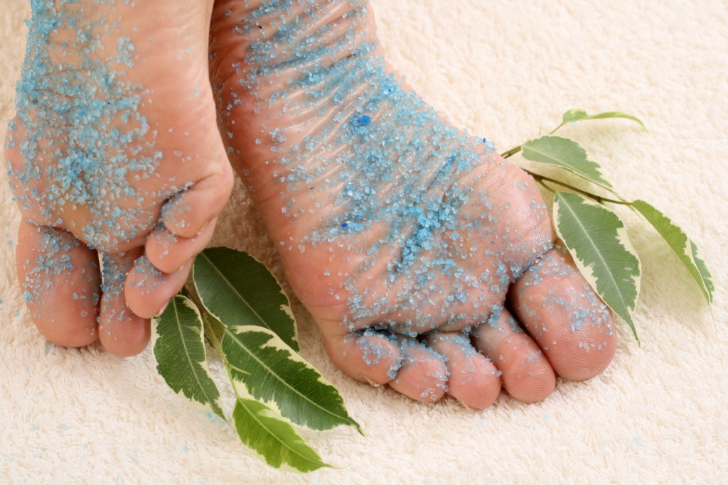 3 sedute di pedicure, scrub e smalto -56% di sconto