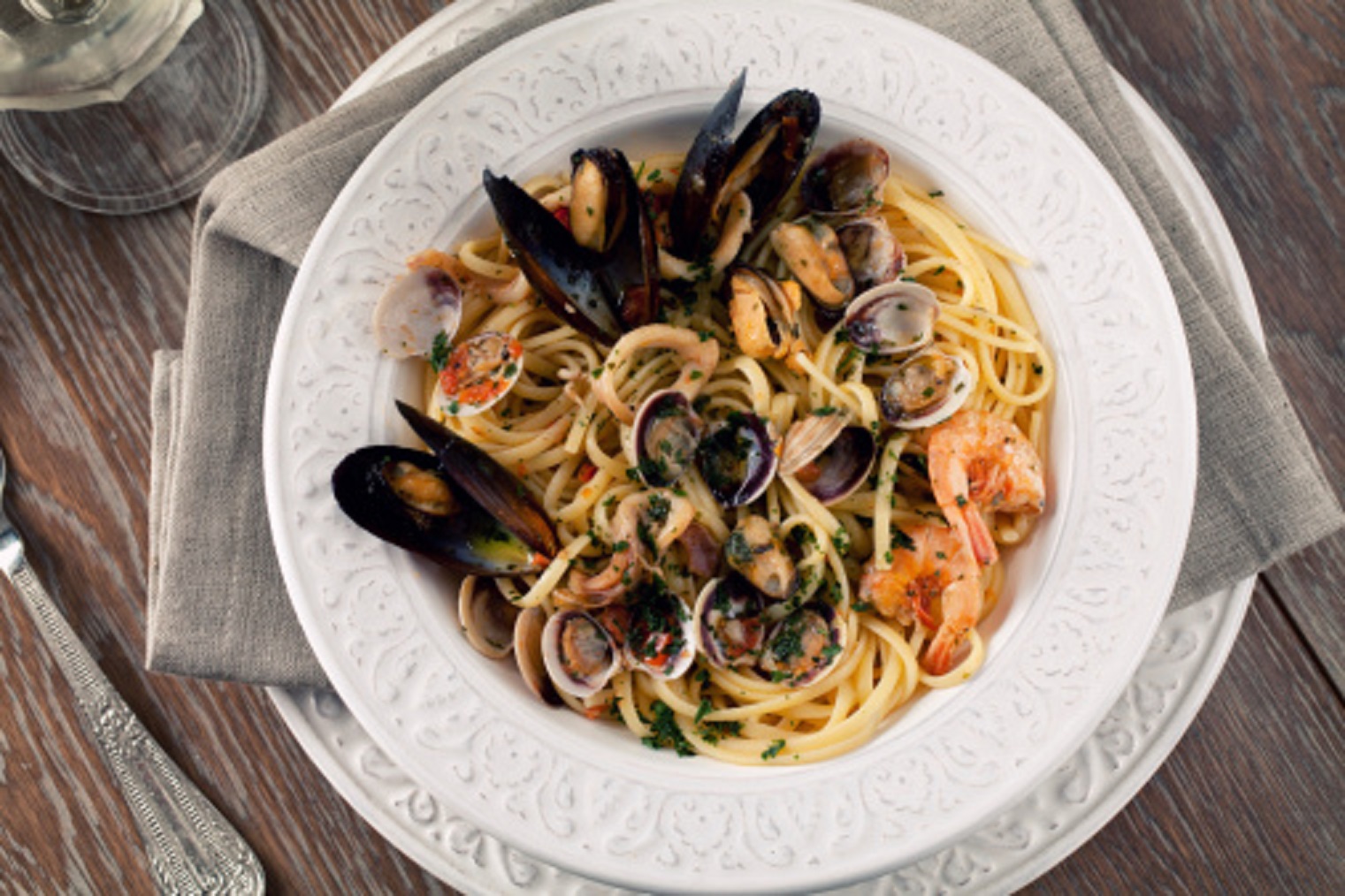 Menù x 2 di pesce: spaghetti alla scogliera, vino bianco -53% di sconto