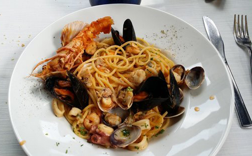 Menu x2 pesce: capesante, primo, secondo, dolce e calice  -53% di sconto