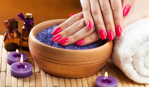Manicure e smalto semipermanente  -55% di sconto