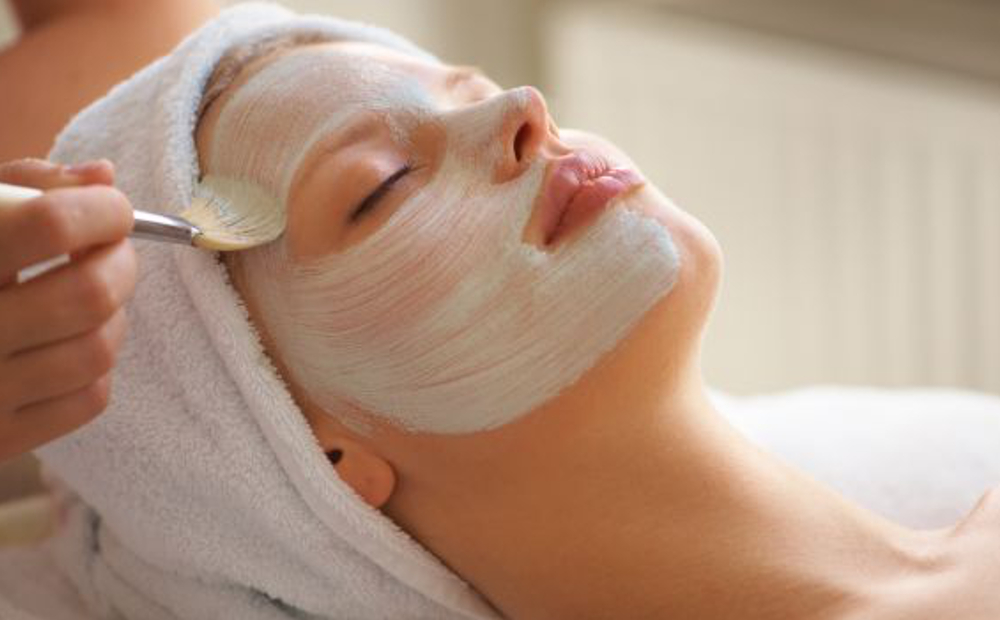 Pulizia del viso con scrub, vapore e prodotti naturali -45% di sconto