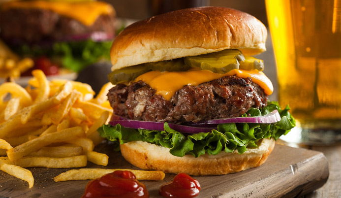 Menu per 2 persone con HAMBURGER, patate fritte, birra o bibita e caffè -40% di sconto