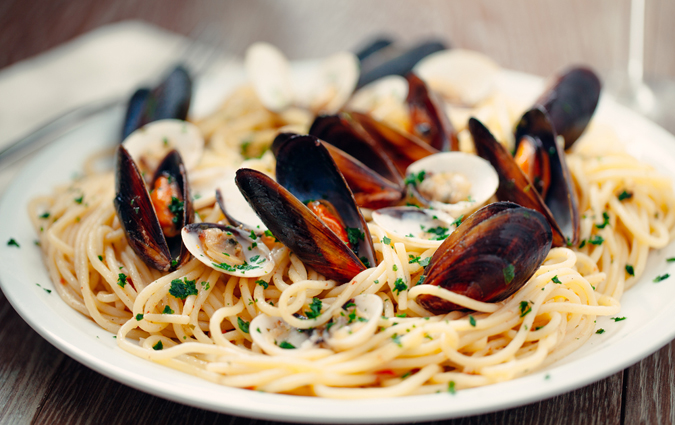 Menu per 2 persone con antipasto, primo, secondo, dolce e calice -53% di sconto