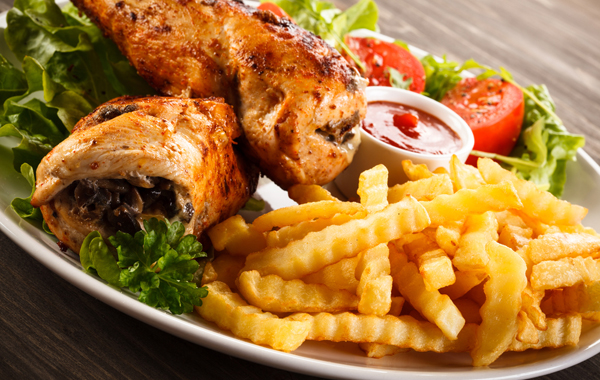 Menu con piatto di carne o vegetariano, contorno, patatine e bibita -50% di sconto