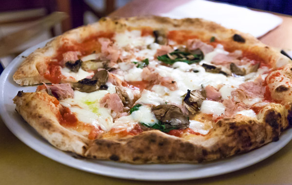 Menu di coppia con antipasto di affettati, pizza, bibita media e dolce -52% di sconto