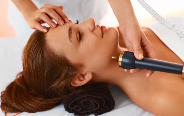 3 Sedute peeling viso a ULTRASUONI e maschera nutriente -81% di sconto