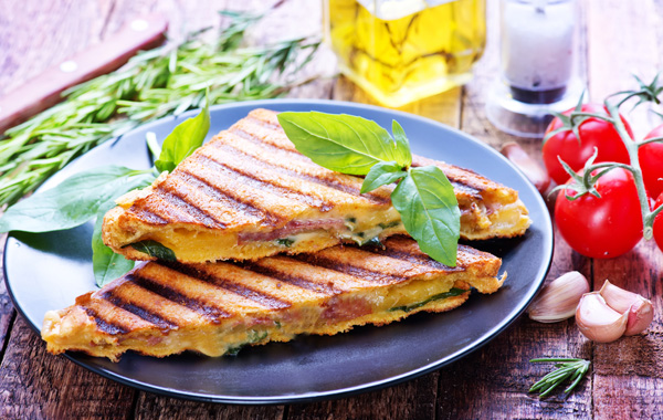 Toastone vegano, bibita e torta a Udine -47% di sconto
