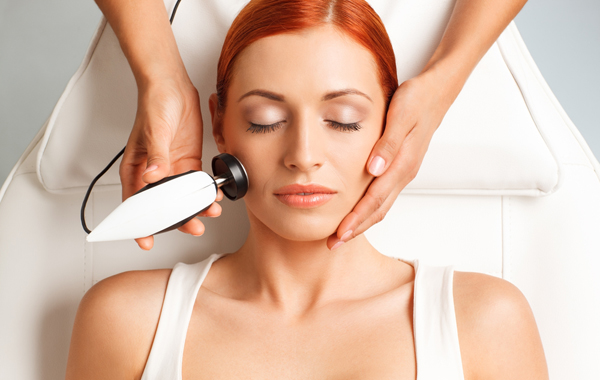 Visita, RADIOFREQUENZA viso, peeling e ACIDO IALURONICO - Dott. Fracasso -56% di sconto