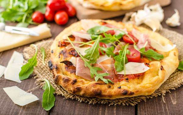 Menu con focaccia farcita "Bizza", antipasto, contorno, dolce e calice -51% di sconto