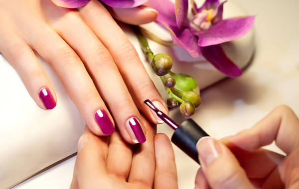 Manicure estetico, impacco con olio nutriente e smalto semipermanente -55% di sconto